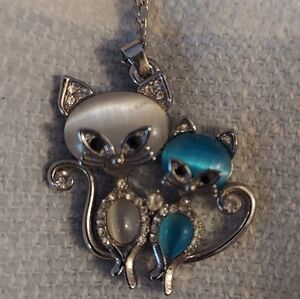 Siamese catsLovely Cat's Eyestone couple catsilver and blue necklace 10in